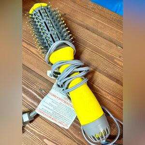 Drybar- The Single Shot Round Blow Dryer-Brush